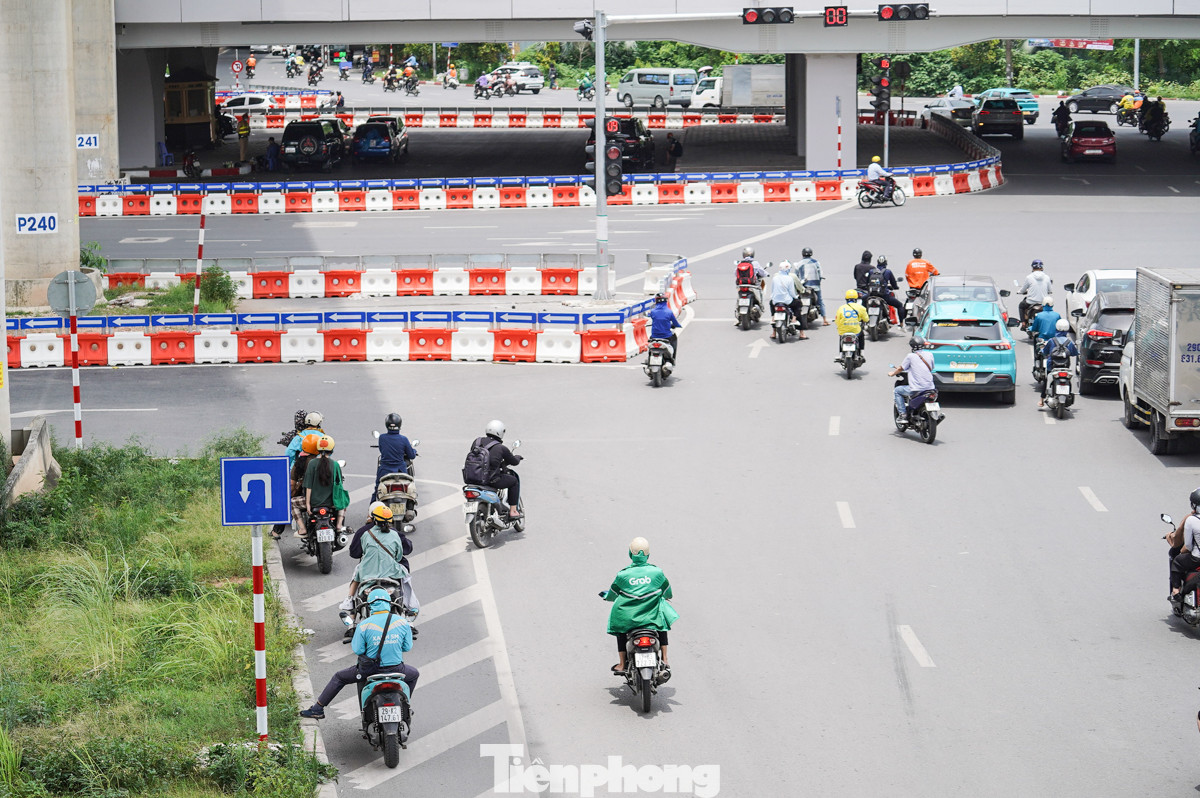 Tại đường Cầu Giấy, khi dừng đèn đỏ, nhiều phương tiện "núp" vào nơi có bóng mát để tránh nắng.