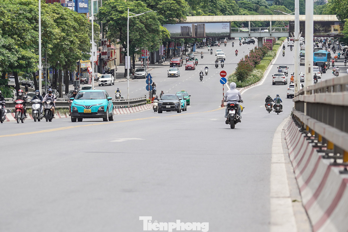 Nhiệt độ cao kết hợp với mặt đường bê tông, đường nhựa khiến không khí càng trở nên oi bức, khó chịu.