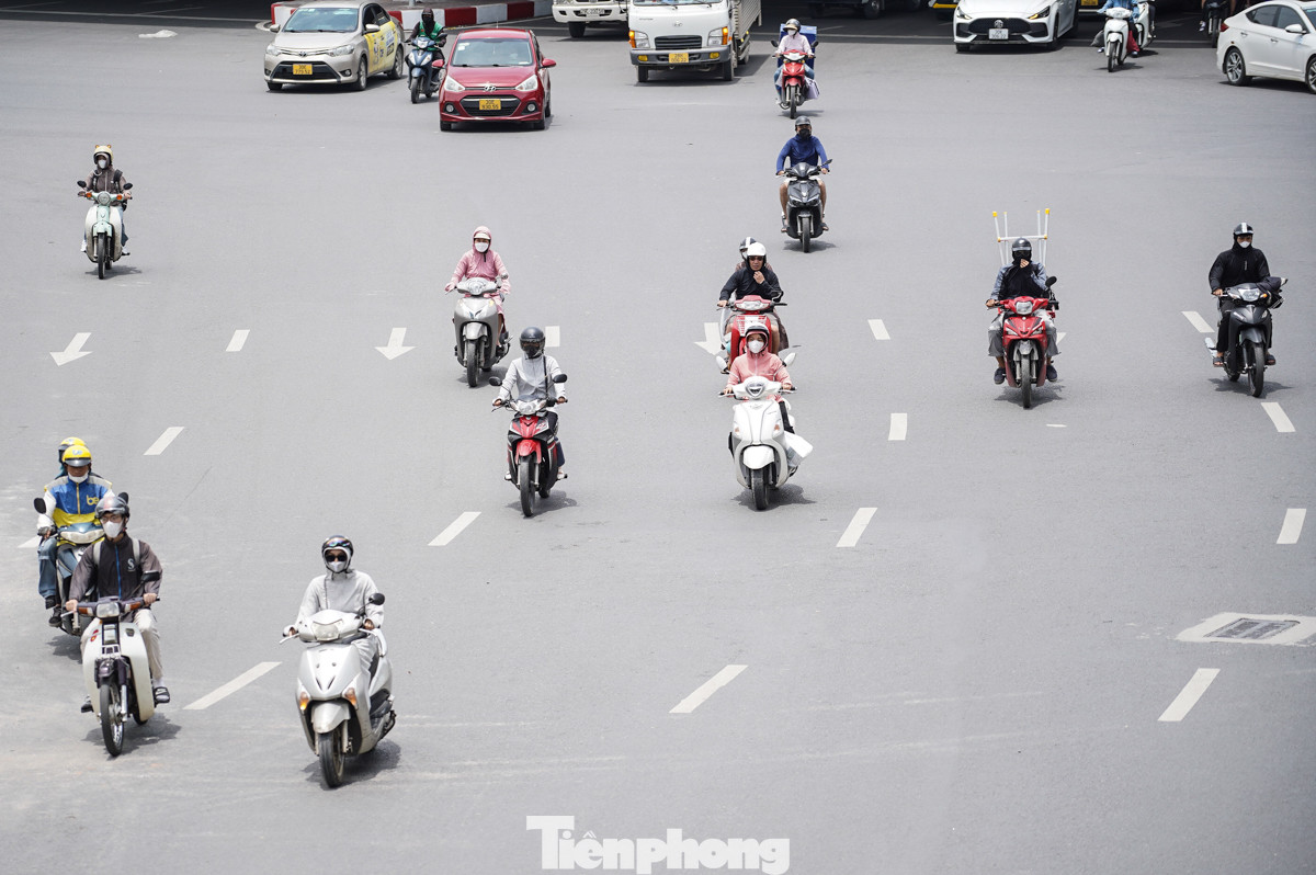 Nhiệt độ cao kết hợp với mặt đường bê tông, đường nhựa khiến không khí càng trở nên oi bức, khó chịu.