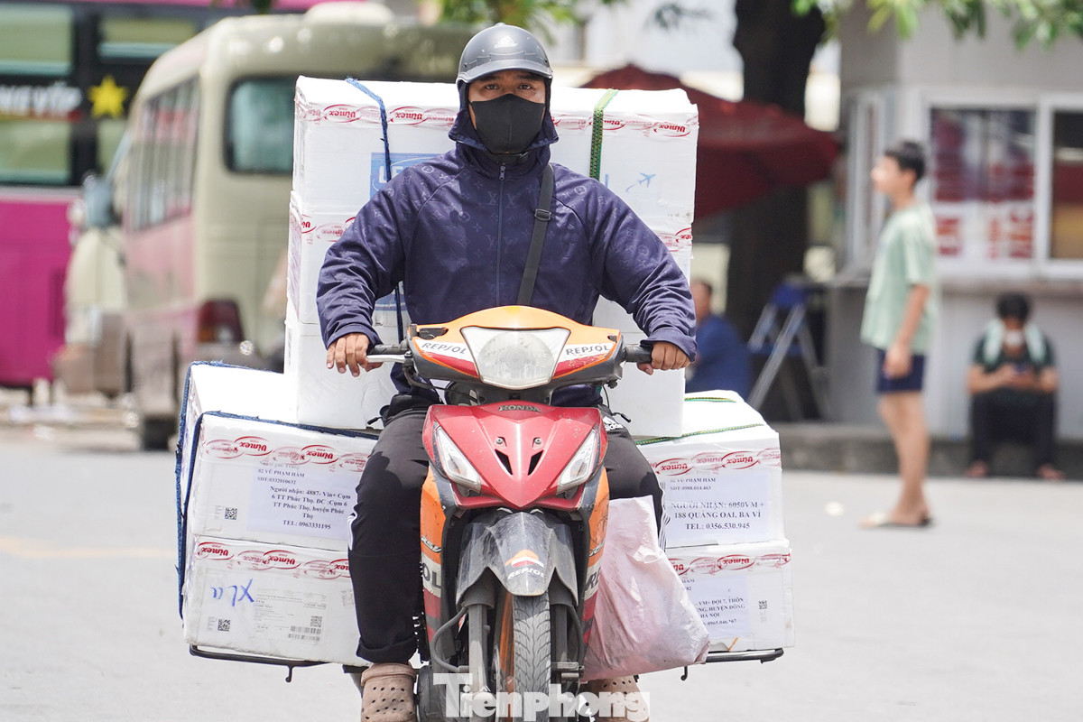 Những tài xế chở hàng cũng mặc kỹ áo chống nắng, trùm kín mít từ đầu đến chân để làm việc giữa tiết trời nắng oi ả.