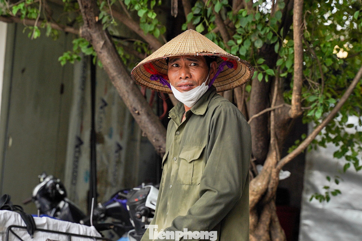 Thời tiết nắng nóng và hoạt động ở cường độ cao trong nhiều giờ khiến những công nhân ở đây thấm mệt, mồ hôi ướt đẫm cả áo.