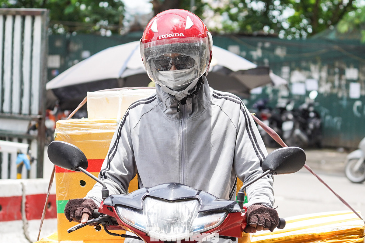 Những tài xế chở hàng cũng mặc kỹ áo chống nắng, trùm kín mít từ đầu đến chân để làm việc giữa tiết trời nắng oi ả.