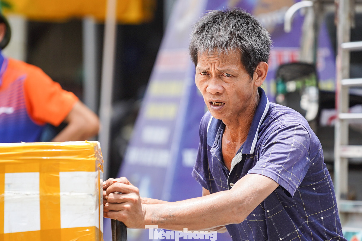 Những người làm việc ngoài trời chịu ảnh hưởng nhiều nhất của nắng nóng.