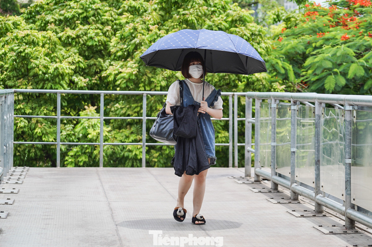 Ra đường giữa cái nắng 37 độ, việc mang ô theo để che là điều không thể thiếu.