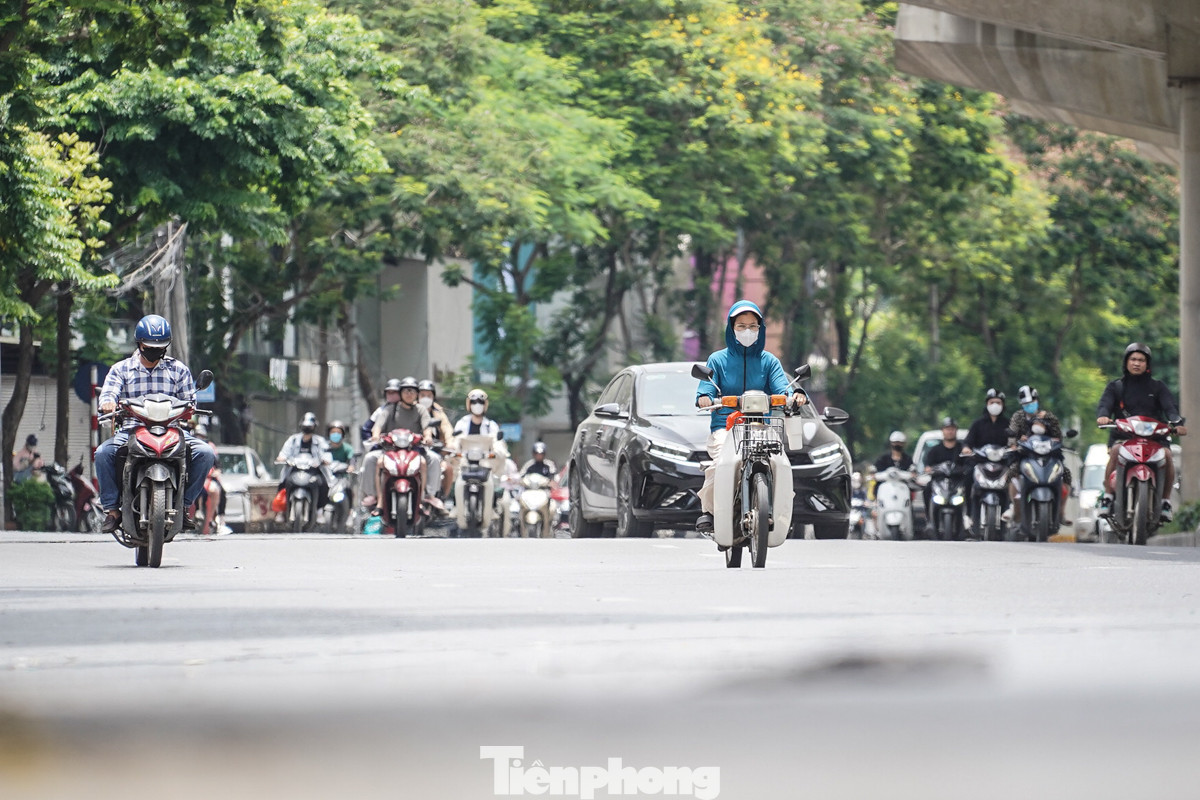 Theo Trung tâm Dự báo Khí tượng Thủy văn Quốc gia, ngày 29/6, các tỉnh miền Bắc, miền Trung đón nắng nóng diện rộng. Hà Nội ngày nắng gắt, nhiệt độ lên tới 35-37 độ C.