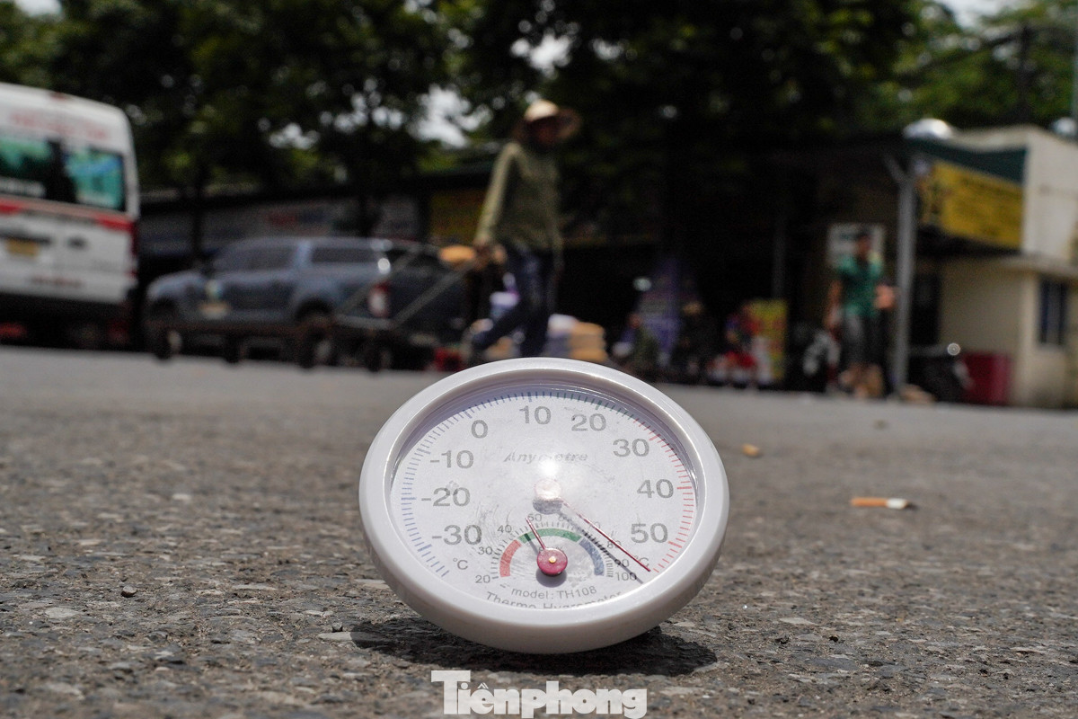 Lúc 13h, nhiệt độ ngoài trời tại Thủ đô cao nhất lên ngưỡng 37 độ C, nhưng nhiệt độ đo thực tế trên mặt đường vượt mức 50 độ C, cường độ ánh sáng rất mạnh.