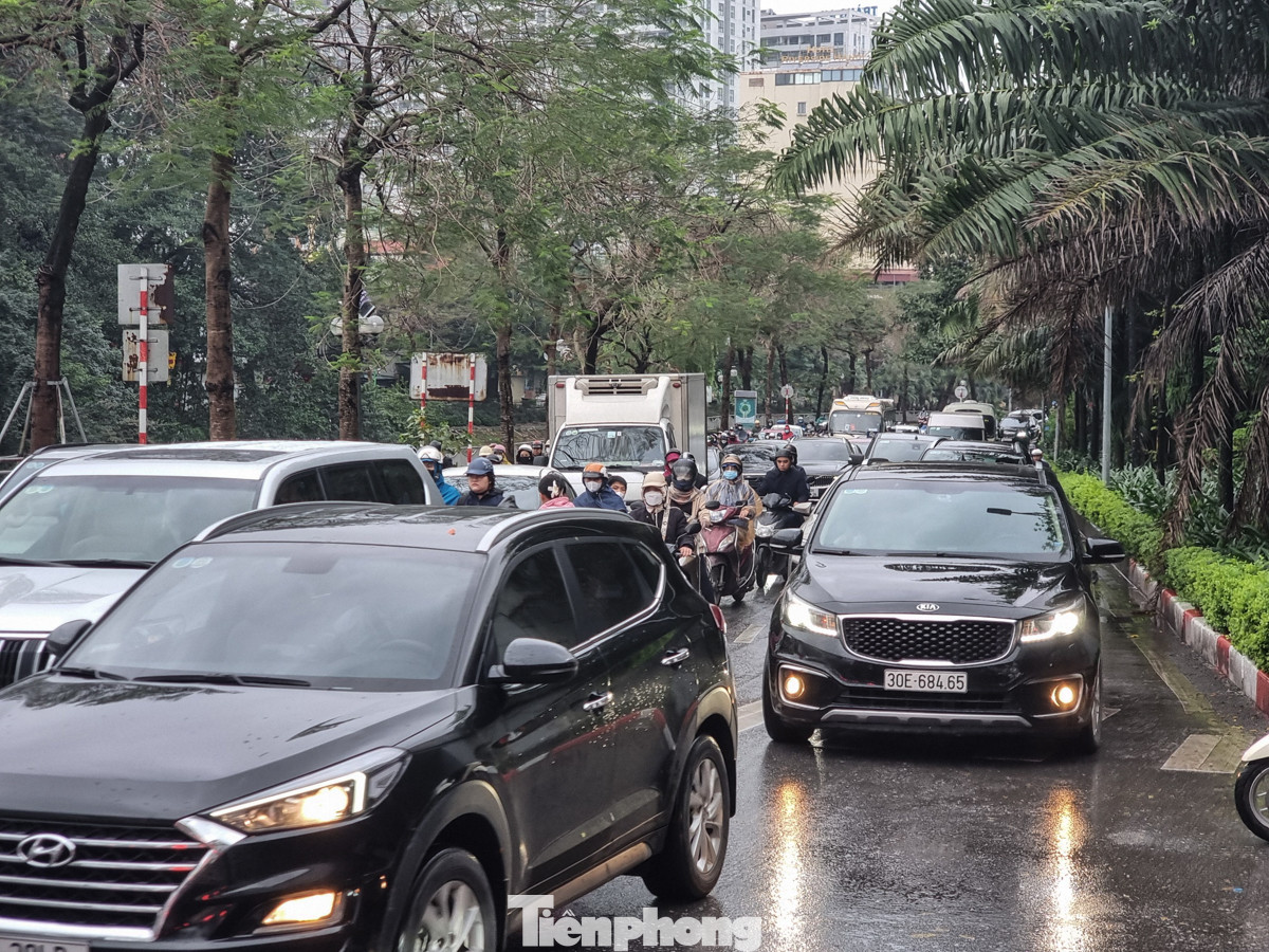 Đường Quan Hoa tắc dài thời điểm khoảng 8 giờ sáng.