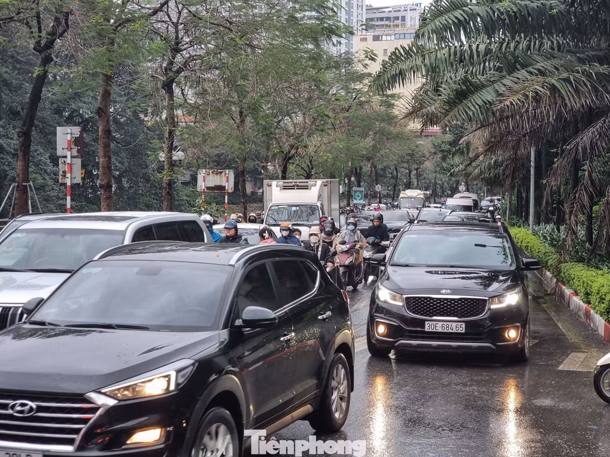 Đường Quan Hoa tắc dài thời điểm khoảng 8 giờ sáng.
