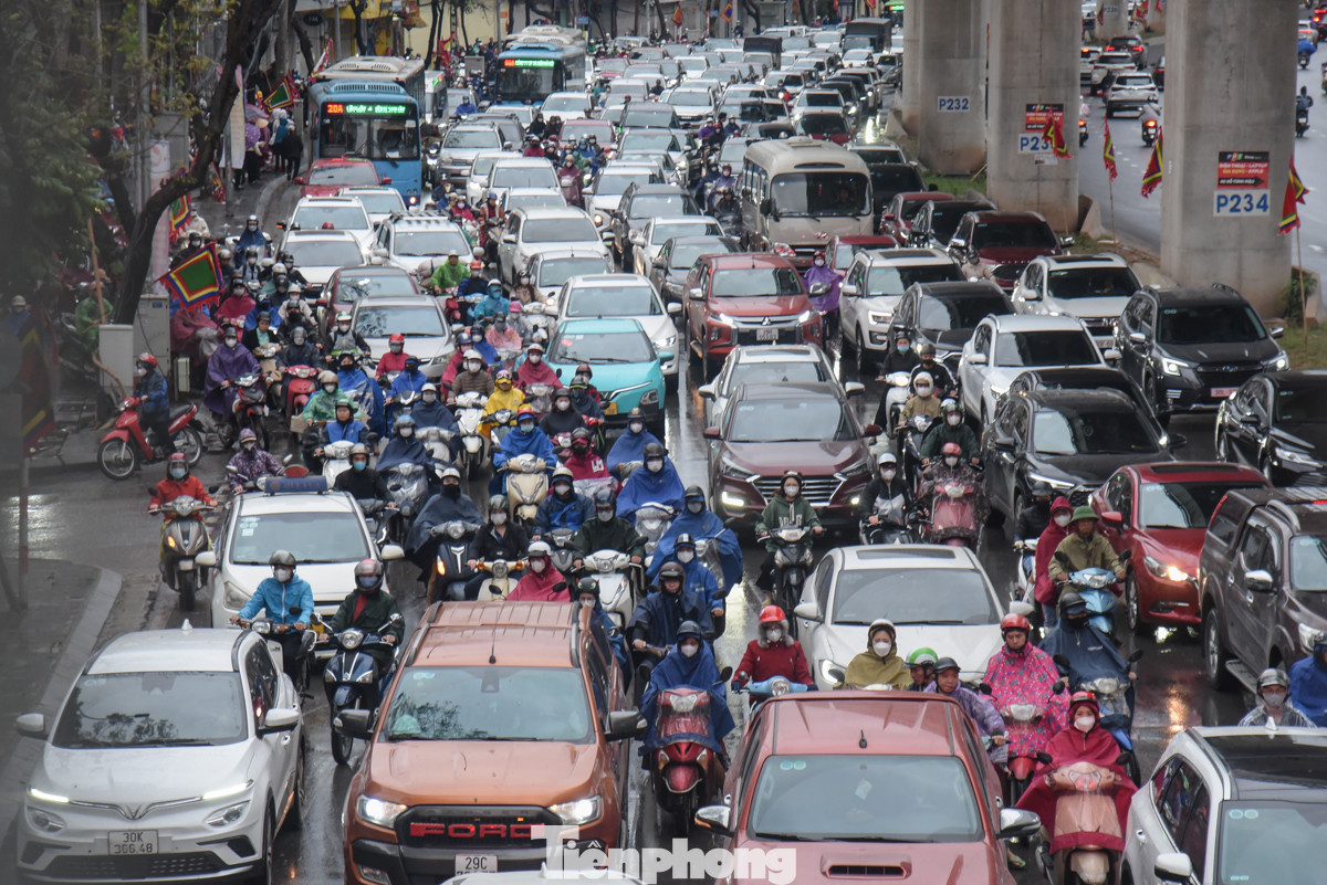 Ghi nhận sáng 19/3, cơn mưa lớn diễn ra trong nhiều giờ đồng hồ từ đêm đến tờ mờ sáng khiến các tuyến đường như: Xuân Thuỷ, Quan Hoa, Hồ Tùng Mậu... tắc cứng.