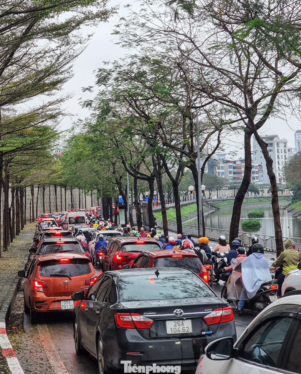 Đường Quan Hoa tắc dài thời điểm khoảng 8 giờ sáng.