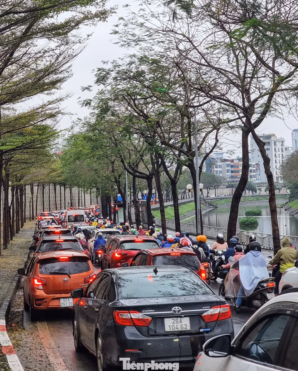 Đường Quan Hoa tắc dài thời điểm khoảng 8 giờ sáng.