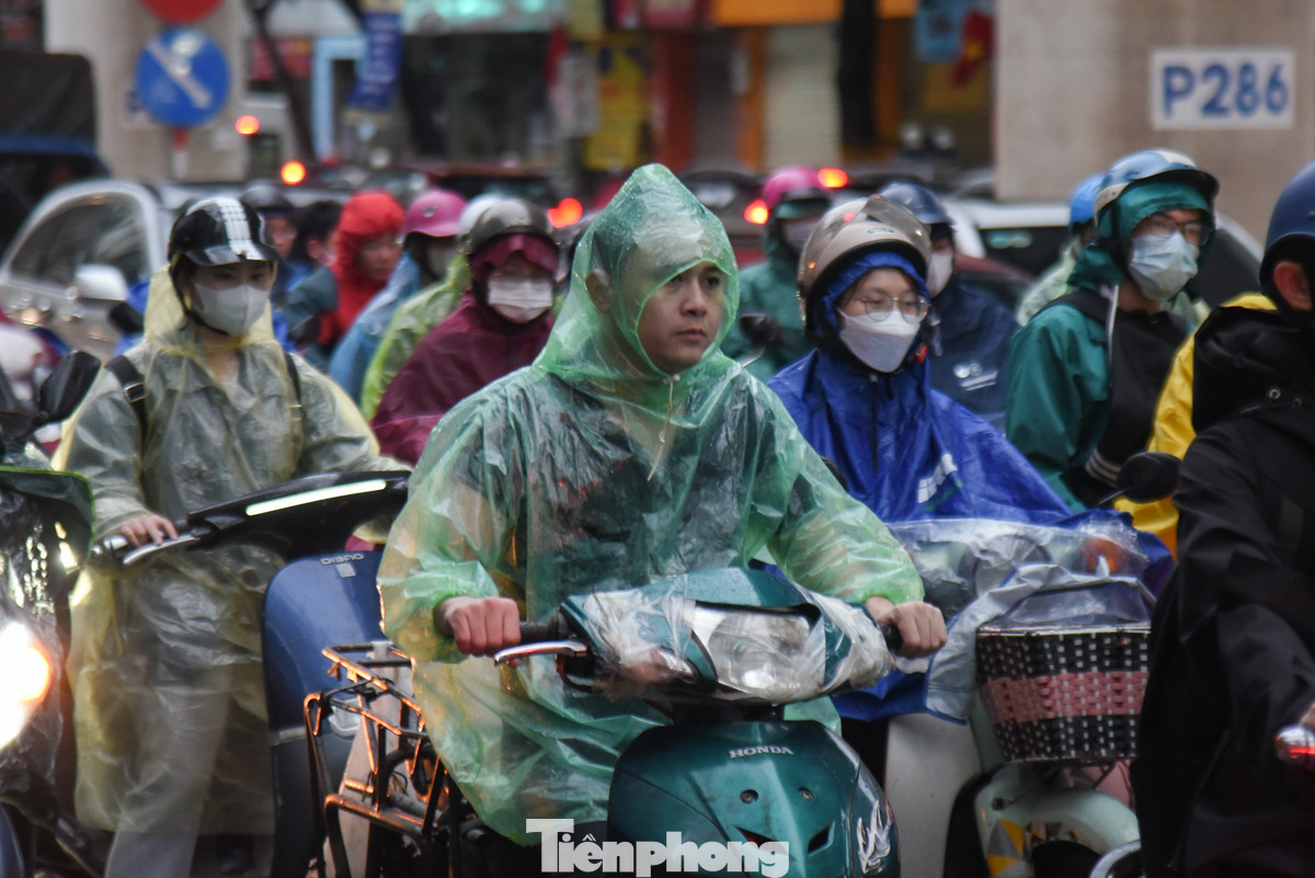 Từng dòng phương tiện ken đặc, chậm chạp di chuyển.