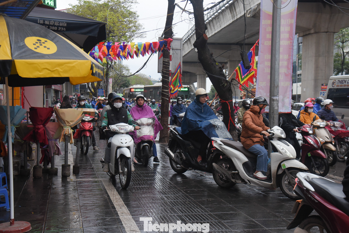 Rất nhiều phương tiện leo lên vỉa hè giờ cao điểm nhằm mong thoát tắc.