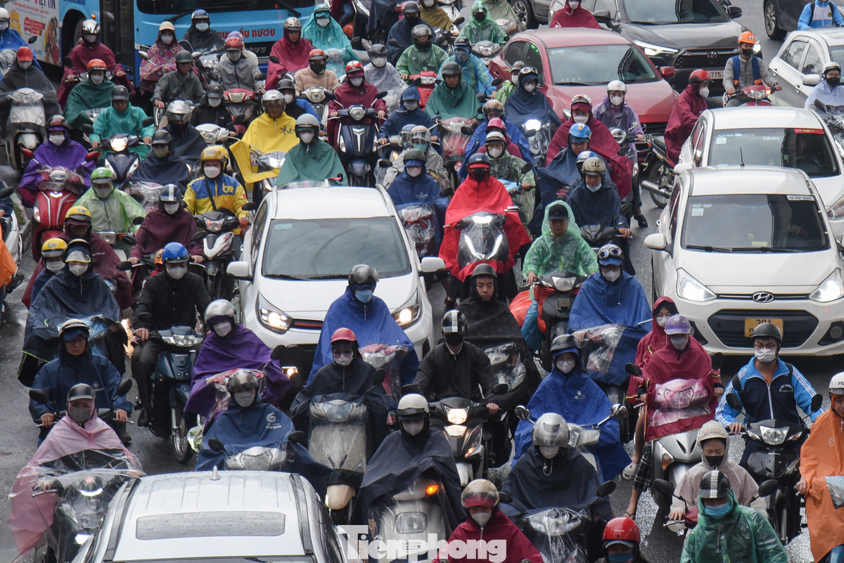 Từng dòng phương tiện ken đặc, chậm chạp di chuyển.