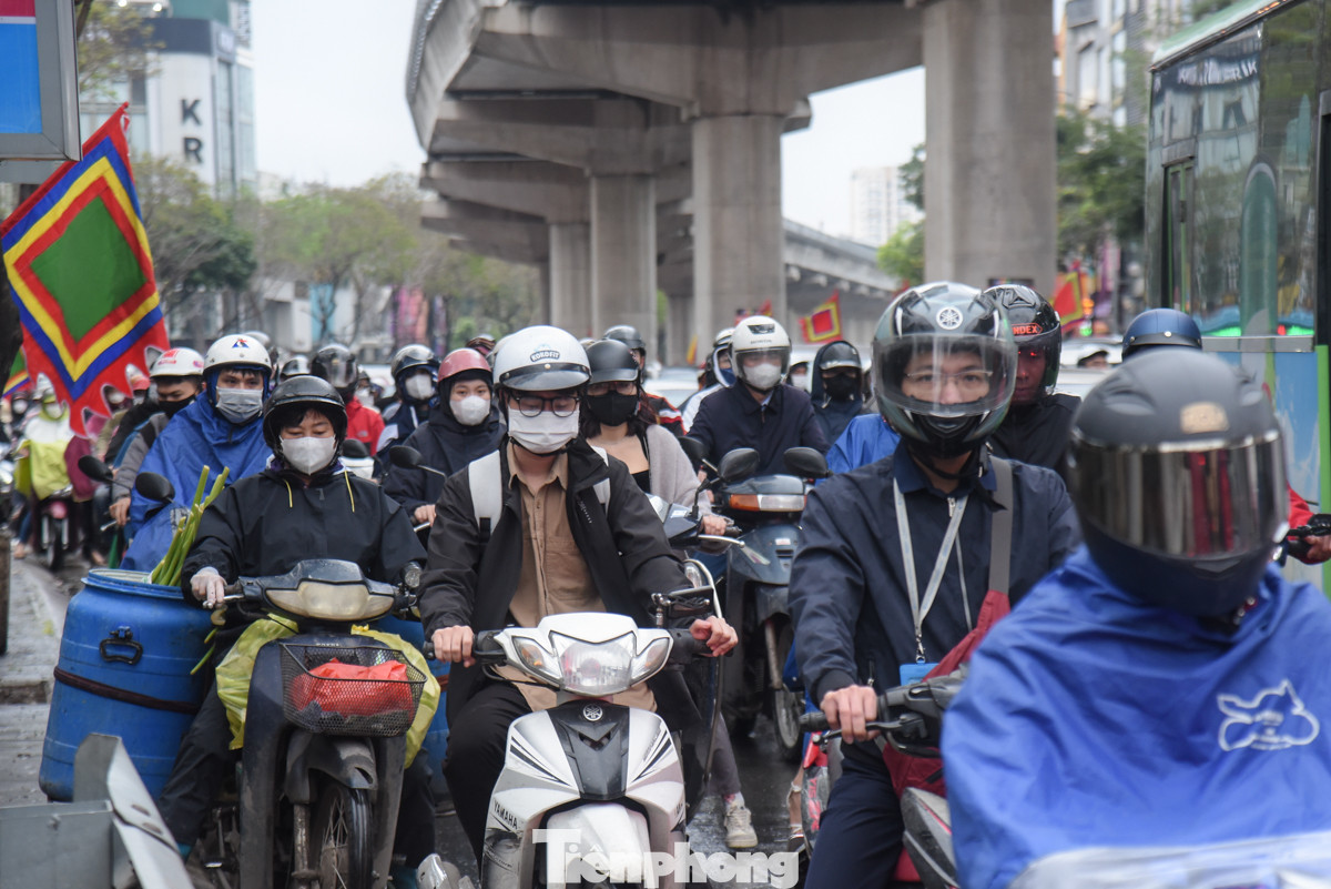 Từng dòng phương tiện ken đặc, chậm chạp di chuyển.
