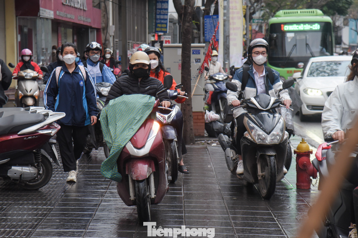 Rất nhiều phương tiện leo lên vỉa hè giờ cao điểm nhằm mong thoát tắc.