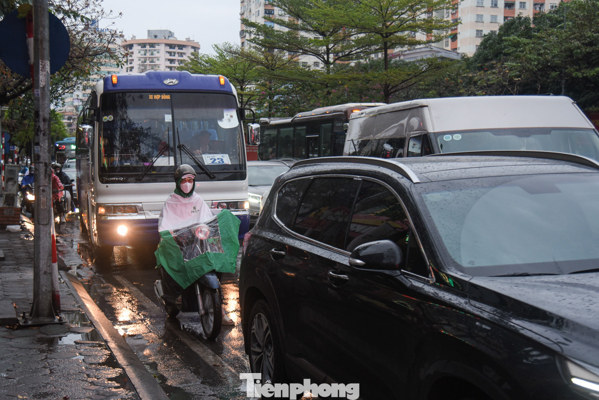 Theo Trung tâm Dự báo Khí tượng Thuỷ văn Quốc gia cho biết, do ảnh hưởng của không khí lạnh, kết hợp với hội tụ gió trên mực 1500m nên từ đêm 18 đến ngày 19/3, Bắc Bộ và Bắc Trung Bộ có mưa rào và rải rác có dông, cục bộ có mưa to với lượng mưa từ 15 - 30mm, có nơi trên 70mm.