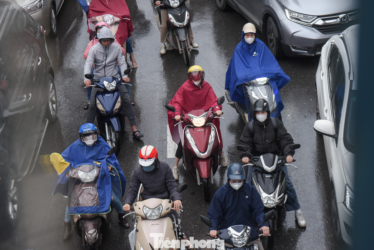 Trung tâm khí tượng khuyến cáo, miền Bắc sắp bước vào thời kỳ giao mùa (tháng 4,5). Trong khoảng thời gian này, không khí lạnh thường gây ra các đợt mưa vừa, mưa to và dông. Trong mưa dông có khả năng xảy ra các hiện tượng thời tiết như lốc, sét, mưa đá và gió giật mạnh.