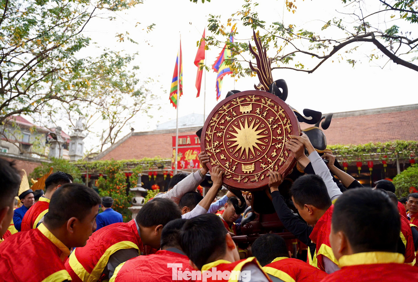Tâm điểm của lễ hội rước pháo Đồng Kỵ là cặp pháo gỗ khổng lồ, còn được người dân tôn kính gọi là "ông pháo". Mỗi "ông pháo" nặng xấp xỉ một tấn.