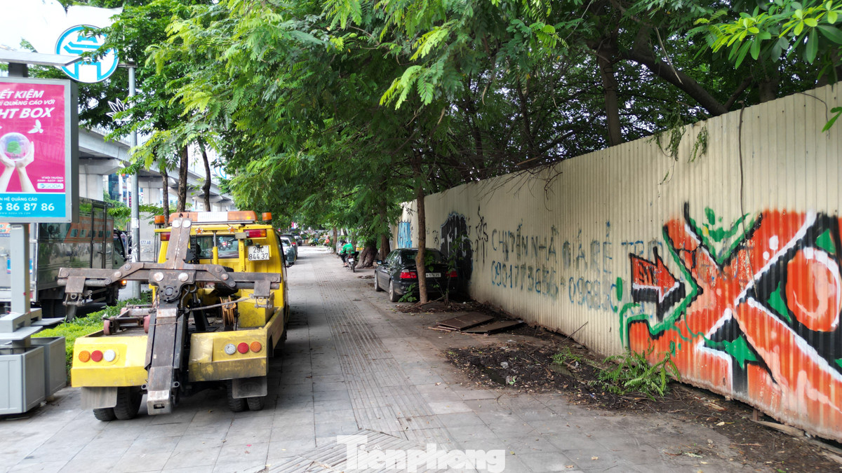 Hiện khu đất đang được dùng để vật liệu xây dựng, máy móc... Phía bên ngoài, hiện đang được quây rào.