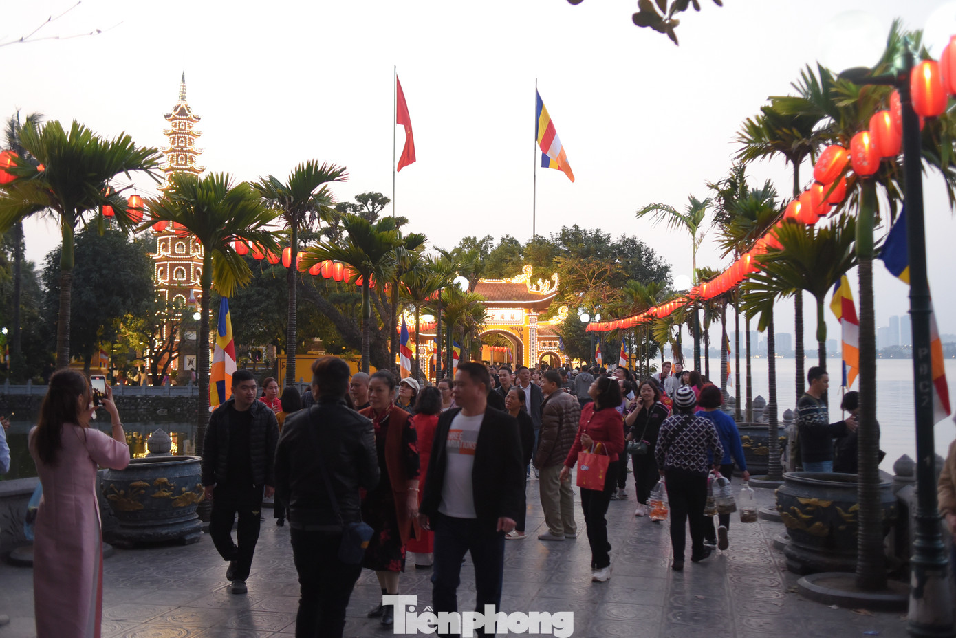 Vào dịp Tết, người dân thường đi lễ đền, chùa cầu may, xin lộc để có một năm thuận lợi, gặp nhiều may mắn... Đây là nét đẹp văn hóa tâm linh của người Việt. Vào dịp Tết, người dân thường đi lễ đền, chùa cầu may, xin lộc để có một năm thuận lợi, gặp nhiều may mắn... Đây là nét đẹp văn hóa tâm linh của người Việt.