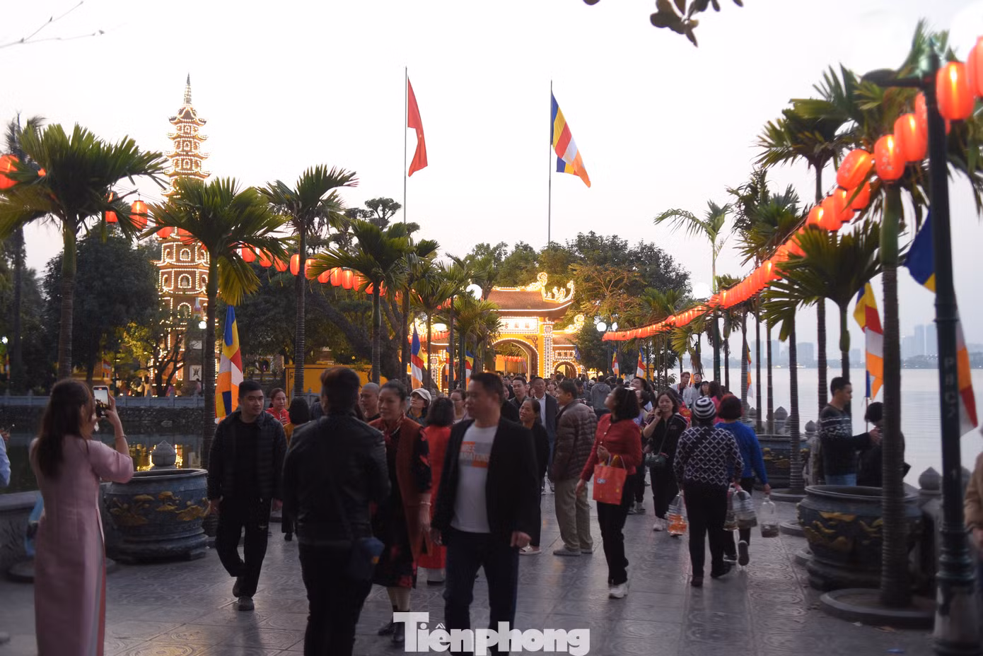 Vào dịp Tết, người dân thường đi lễ đền, chùa cầu may, xin lộc để có một năm thuận lợi, gặp nhiều may mắn... Đây là nét đẹp văn hóa tâm linh của người Việt. Vào dịp Tết, người dân thường đi lễ đền, chùa cầu may, xin lộc để có một năm thuận lợi, gặp nhiều may mắn... Đây là nét đẹp văn hóa tâm linh của người Việt.