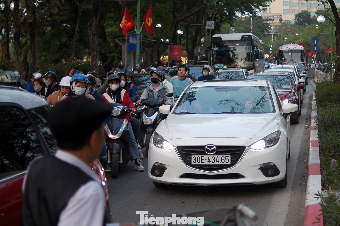 Phía bên ngoài chùa Trấn Quốc, đường Thanh Niên (quận Tây Hồ) tắc dài, phương tiện nhích từng tí một để di chuyển. Phía bên ngoài chùa Trấn Quốc, đường Thanh Niên (quận Tây Hồ) tắc dài, phương tiện nhích từng tí một để di chuyển.