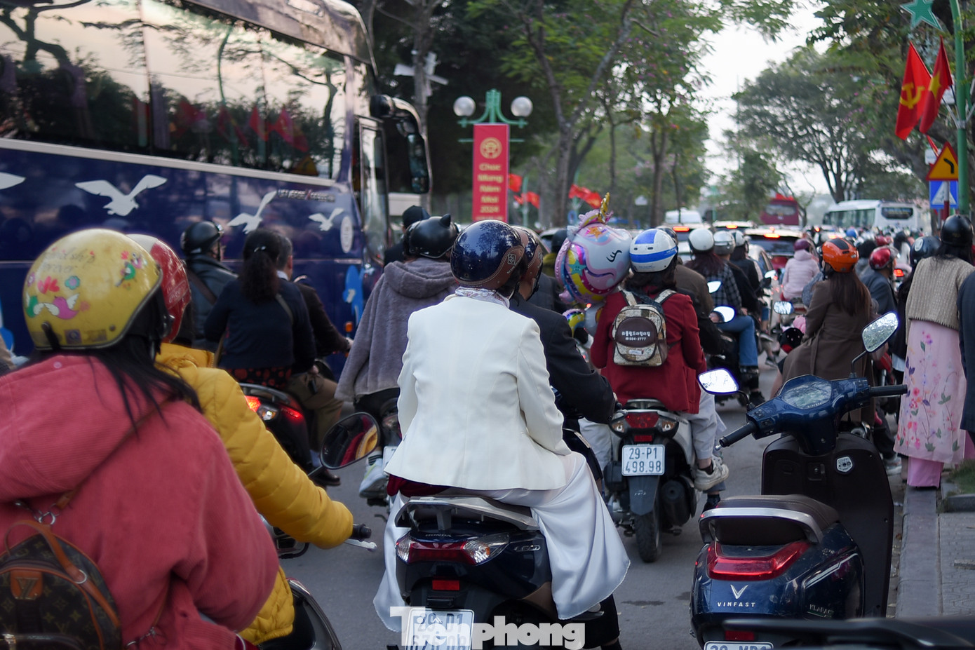 Phía bên ngoài chùa Trấn Quốc, đường Thanh Niên (quận Tây Hồ) tắc dài, phương tiện nhích từng tí một để di chuyển. Phía bên ngoài chùa Trấn Quốc, đường Thanh Niên (quận Tây Hồ) tắc dài, phương tiện nhích từng tí một để di chuyển.