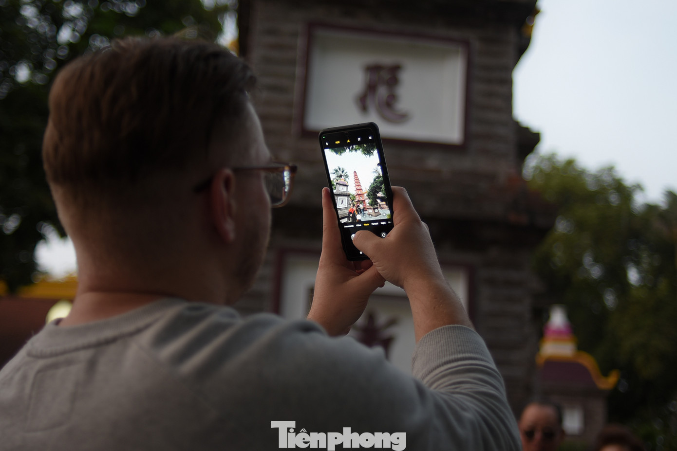 Không chỉ người dân trong nước, nhiều du khách quốc tế cũng tranh thủ tới chùa Trấn Quốc những ngày đầu năm mới để tham quan, check in. Không chỉ người dân trong nước, nhiều du khách quốc tế cũng tranh thủ tới chùa Trấn Quốc những ngày đầu năm mới để tham quan, check in.