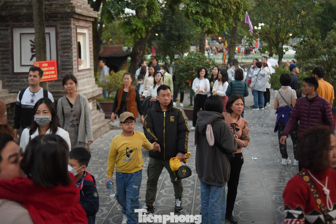 Dù đã gần 18h, bên trong khuôn viên chùa Trấn Quốc vẫn rất đông người. Dù đã gần 18h, bên trong khuôn viên chùa Trấn Quốc vẫn rất đông người.