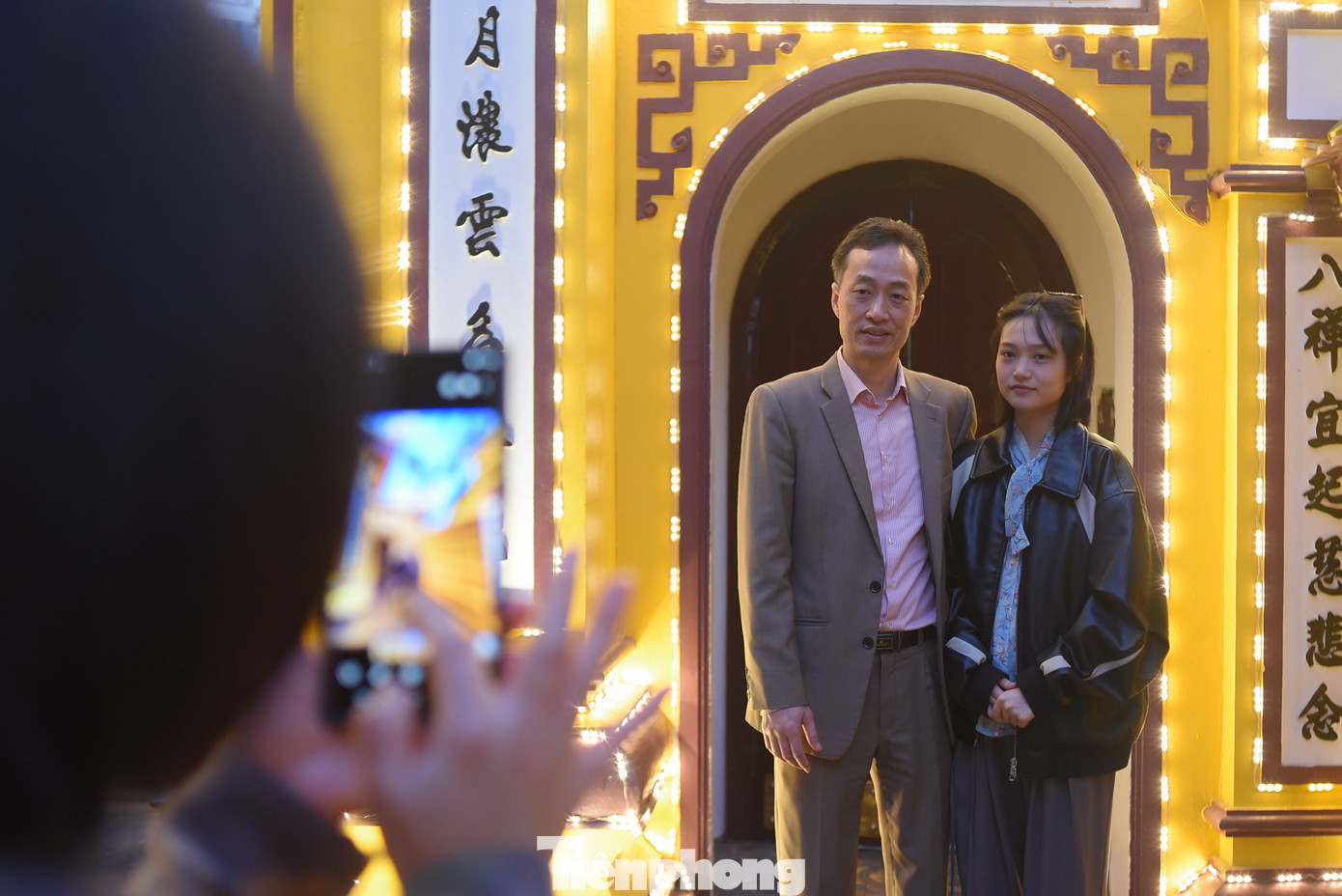 Các gia đình tranh thủ ghi lại những khoảnh khắc đáng nhớ bên nhau. Các gia đình tranh thủ ghi lại những khoảnh khắc đáng nhớ bên nhau.