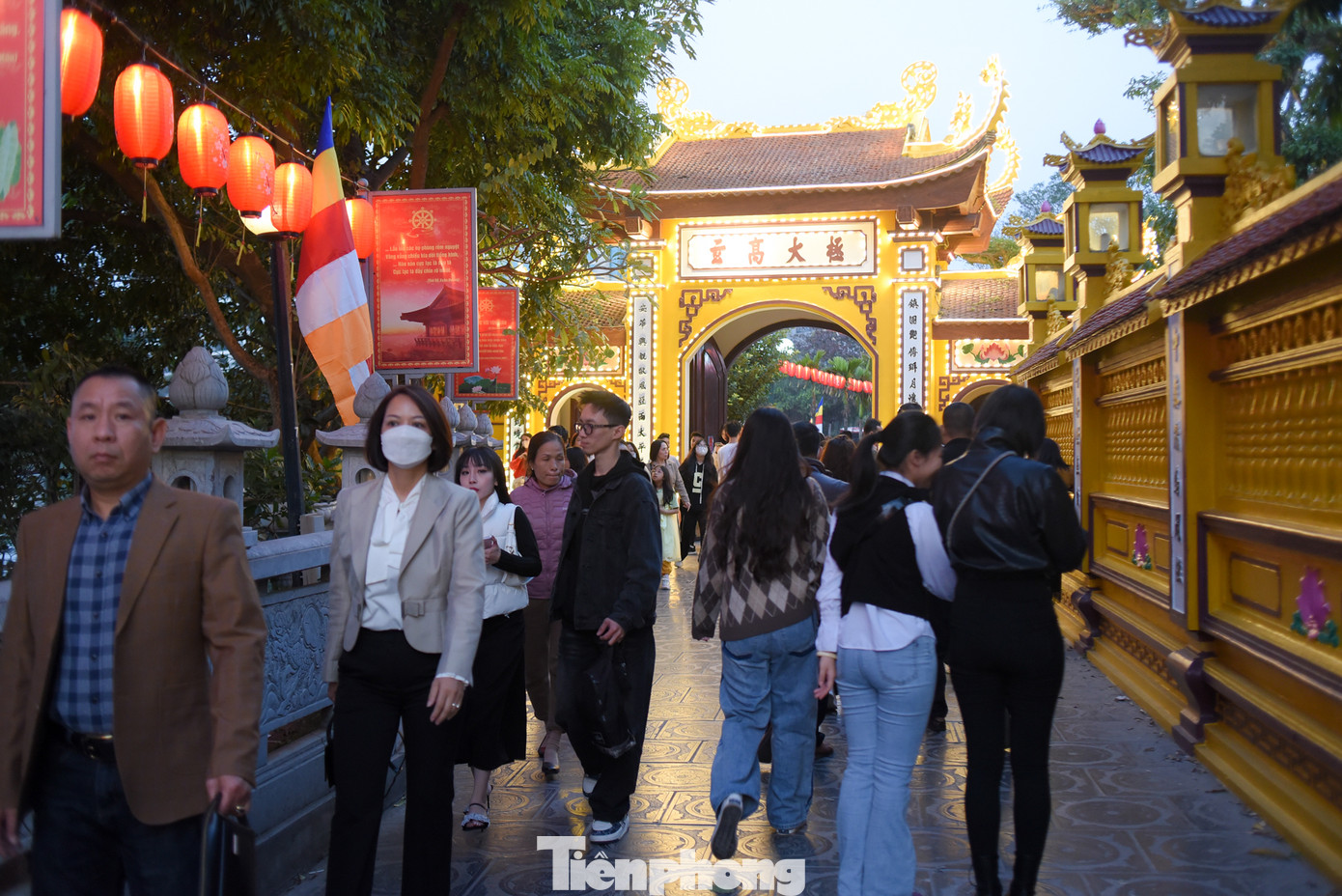 Chiều 12/2 (tức ngày Mùng 3 Tết Nguyên đán Giáp Thìn), rất đông người dân đổ về chùa Trấn Quốc (quận Tây Hồ) để dâng lễ, cầu sức khỏe, bình an. Chiều 12/2 (tức ngày Mùng 3 Tết Nguyên đán Giáp Thìn), rất đông người dân đổ về chùa Trấn Quốc (quận Tây Hồ) để dâng lễ, cầu sức khỏe, bình an.