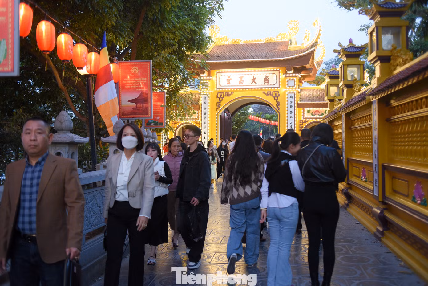 Chiều 12/2 (tức ngày Mùng 3 Tết Nguyên đán Giáp Thìn), rất đông người dân đổ về chùa Trấn Quốc (quận Tây Hồ) để dâng lễ, cầu sức khỏe, bình an. Chiều 12/2 (tức ngày Mùng 3 Tết Nguyên đán Giáp Thìn), rất đông người dân đổ về chùa Trấn Quốc (quận Tây Hồ) để dâng lễ, cầu sức khỏe, bình an.
