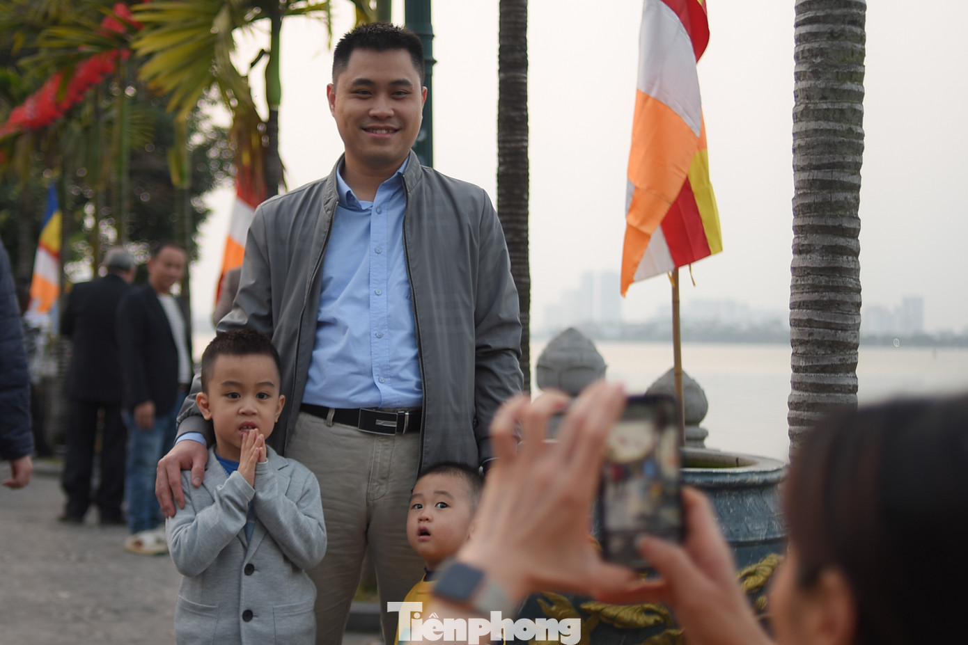 Các gia đình tranh thủ ghi lại những khoảnh khắc đáng nhớ bên nhau. Các gia đình tranh thủ ghi lại những khoảnh khắc đáng nhớ bên nhau.