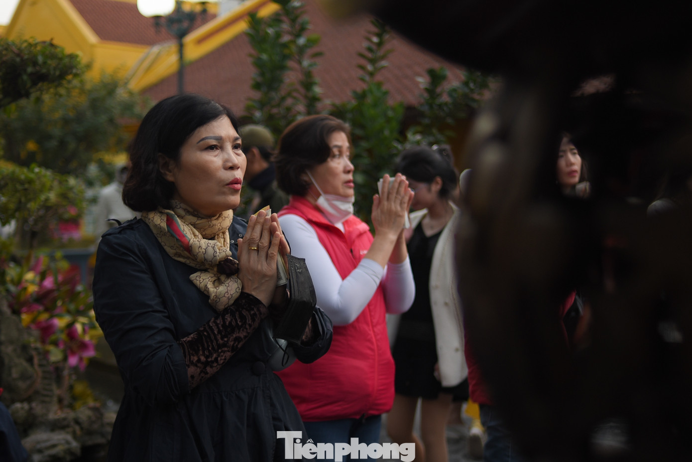 Từ bên ngoài lẫn bên trong chùa Trấn Quốc, rất đông người dân vái vọng, cầu mong một năm mới bình an. Từ bên ngoài lẫn bên trong chùa Trấn Quốc, rất đông người dân vái vọng, cầu mong một năm mới bình an.