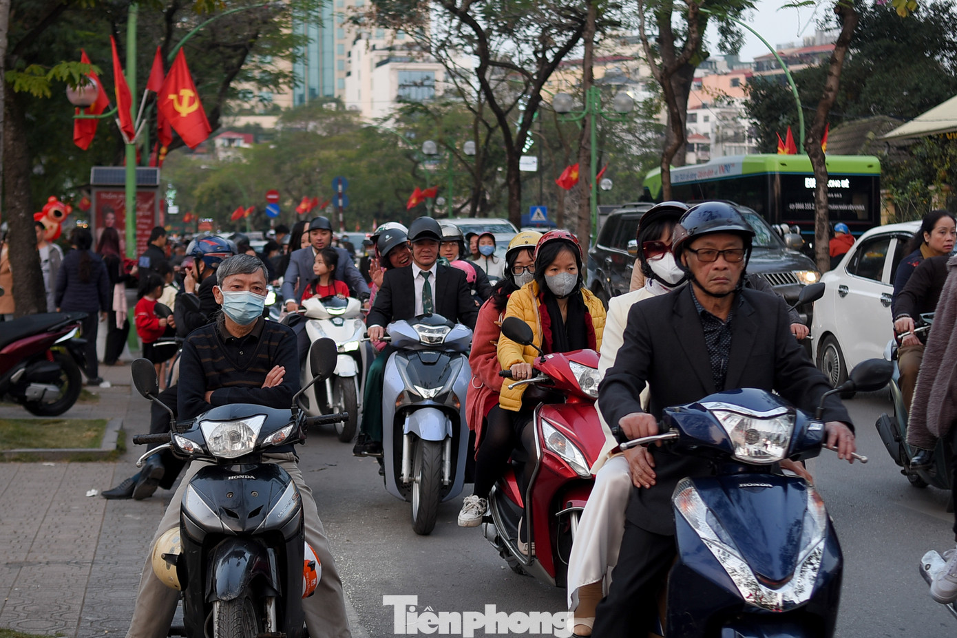 Phía bên ngoài chùa Trấn Quốc, đường Thanh Niên (quận Tây Hồ) tắc dài, phương tiện nhích từng tí một để di chuyển. Phía bên ngoài chùa Trấn Quốc, đường Thanh Niên (quận Tây Hồ) tắc dài, phương tiện nhích từng tí một để di chuyển.