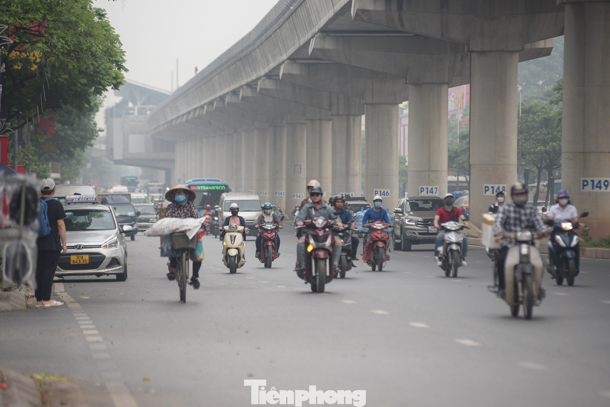 Theo trang IQAir, chỉ số chất lượng không khí AQI ở Hà Nội ngày hôm nay (23/5) là 141 - đạt mức không tốt cho sức khoẻ, khuyến cáo người dân không nên ra đường hoặc khi ra ngoài phải đeo khẩu trang đầy đủ.
