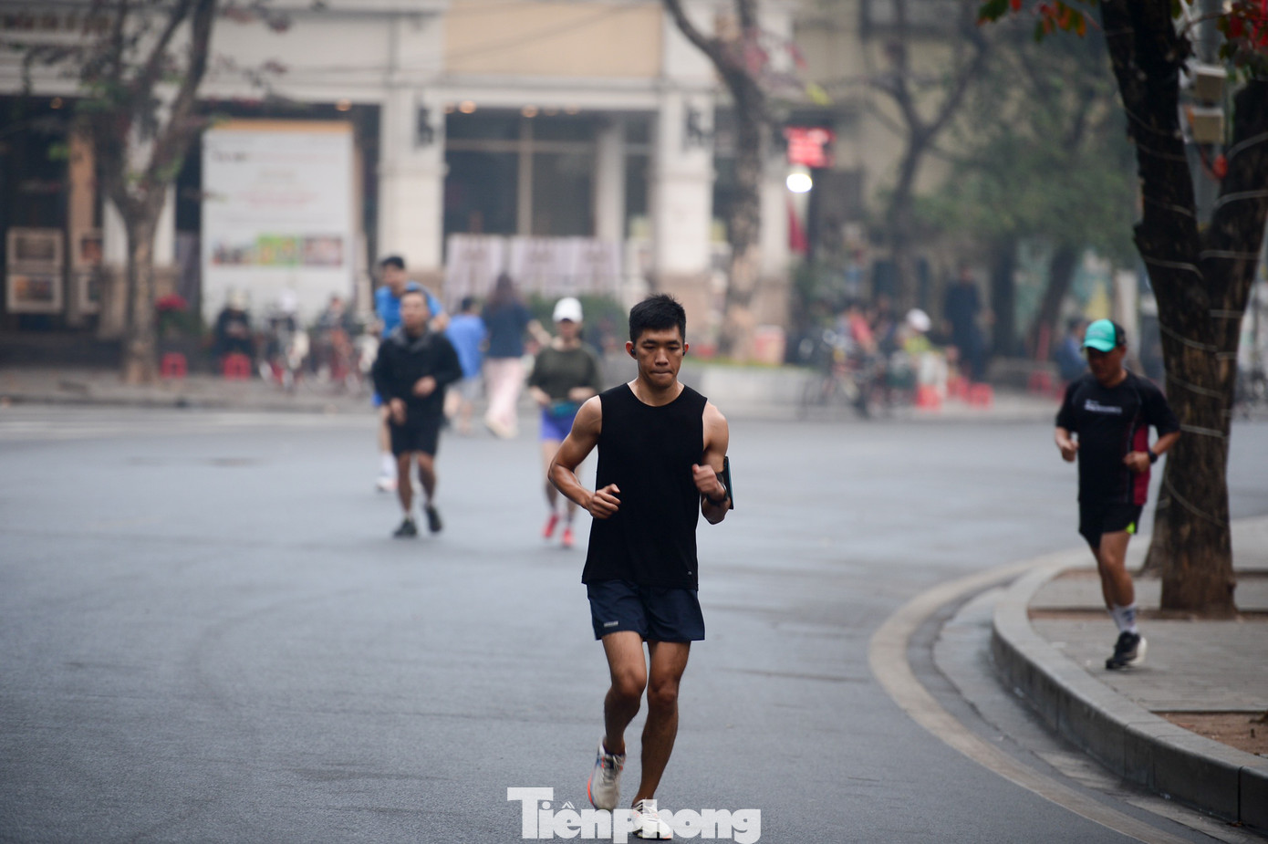 Người dân thoải mái chạy bộ, rèn luyện thể lực mà không sợ bị ôtô xe máy bấm còi.