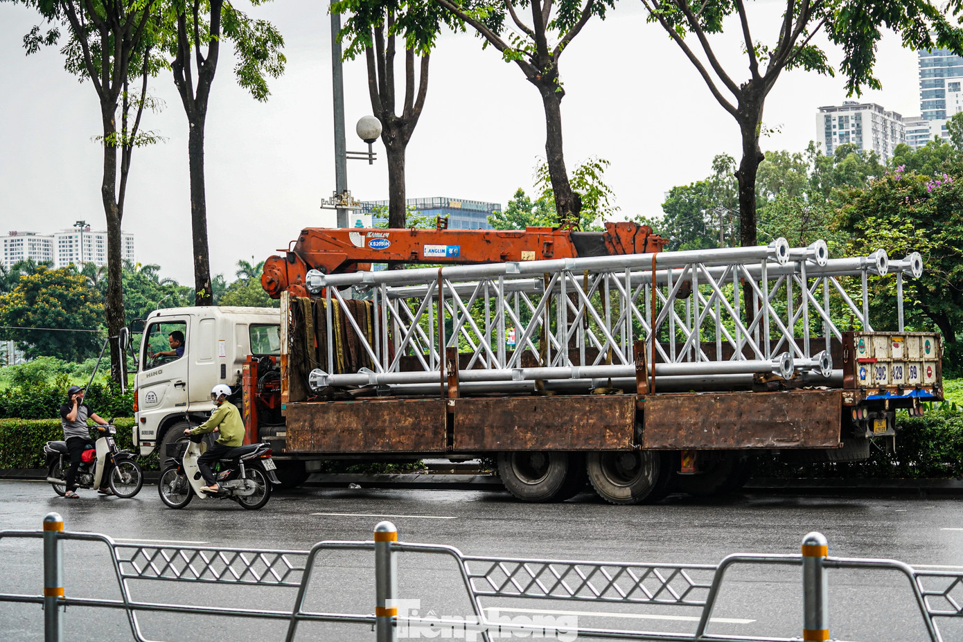 Hiện một số hạng mục vẫn đang được gấp rút thi công, dự kiến toàn bộ việc lắp đặt dải phân cách sẽ hoàn thành trước ngày 30/6.