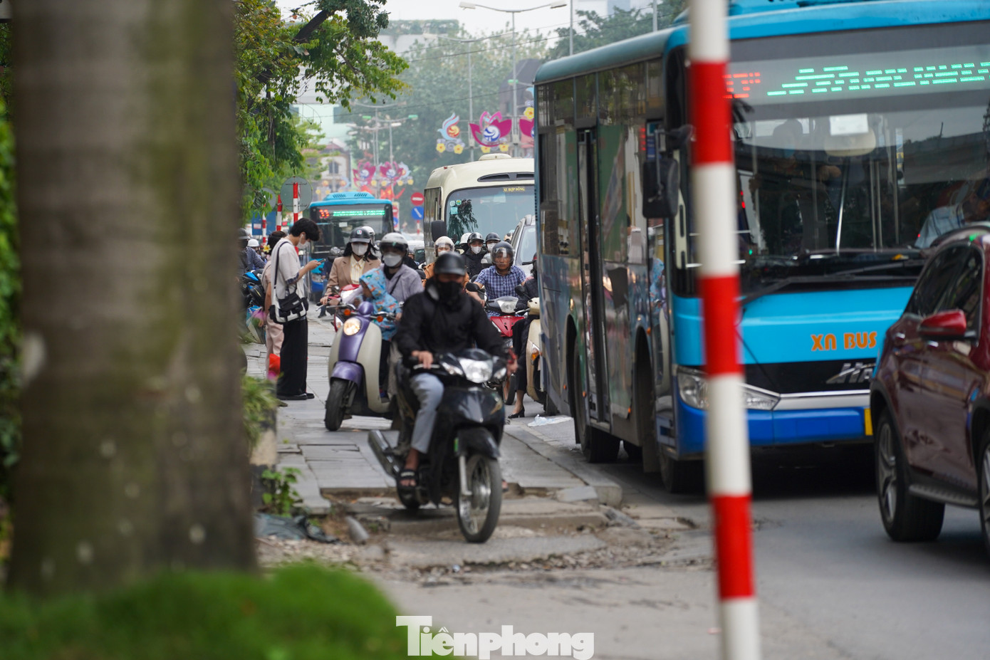 Hàng loạt xe máy leo lên vỉa hè lúc 8h.