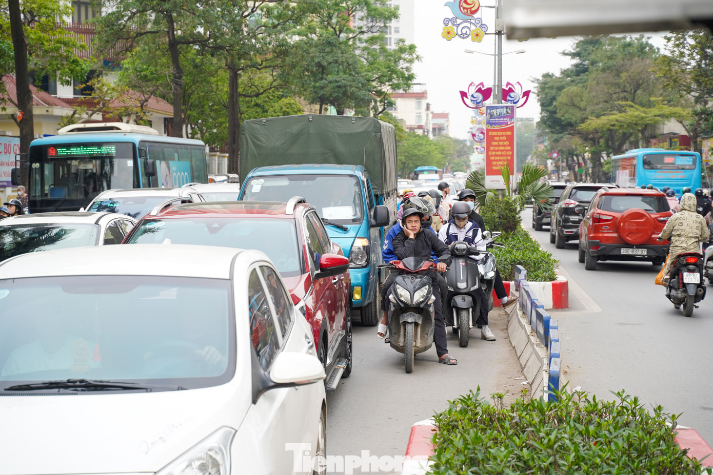 Hình ảnh người dân vất vả lưu thông trên tuyến đường này khung giờ cao điểm sáng.