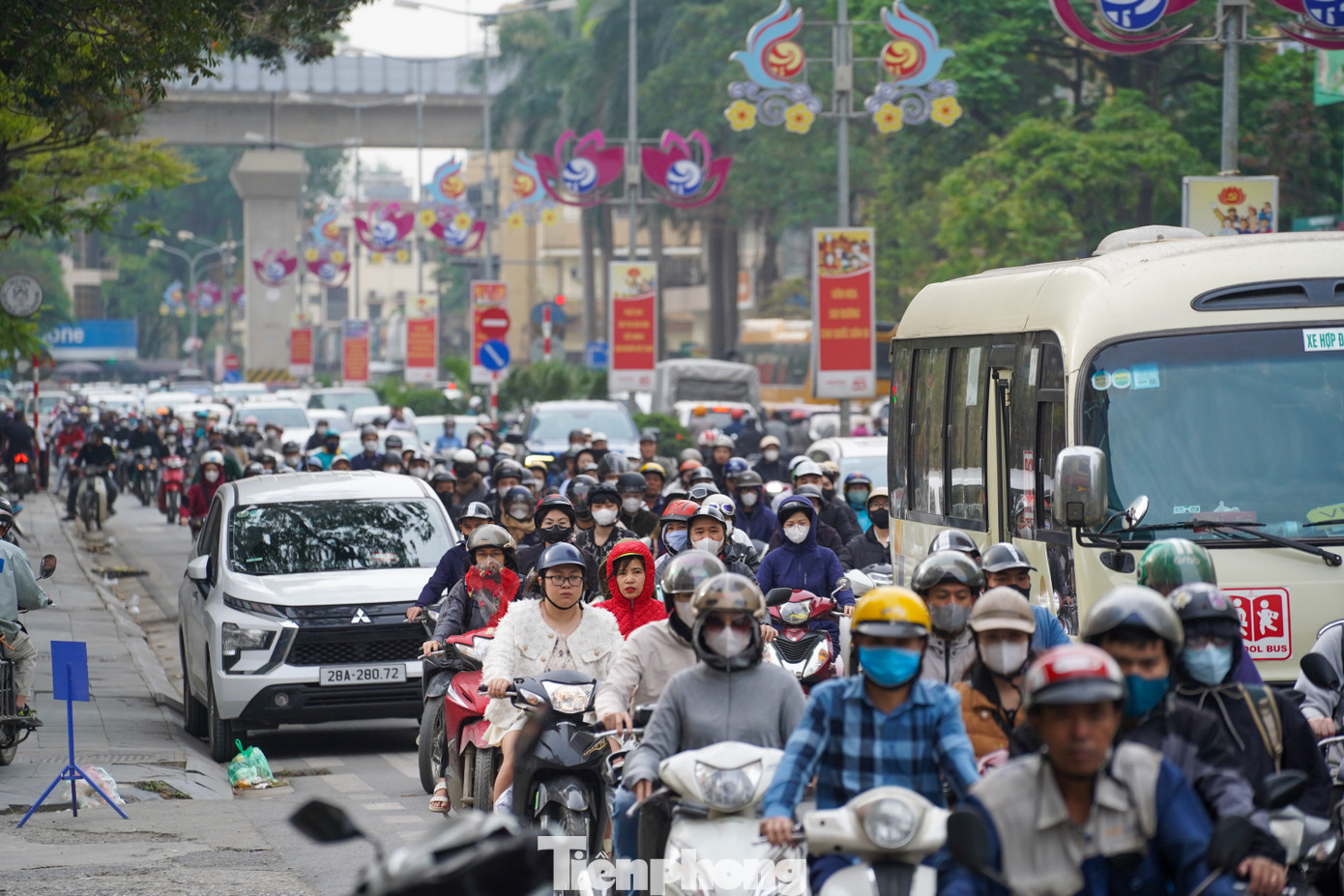 Khung giờ 7 giờ sáng, đường Chu Văn An hướng sang đường Vạn Phúc đông nghẹt xe cộ, người dân nhích từng chút một để di chuyển.