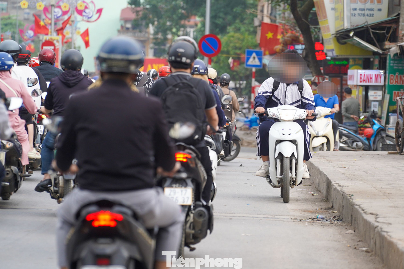 Vào giờ cao điểm, khi người dân đi học, đi làm, tình trạng xe máy ngang nhiên đi ngược chiều trên tuyến đường Chu Văn An diễn ra khá phổ biến, khiến giao thông tại khu vực này càng trở nên ùn tắc nghiêm trọng hơn.