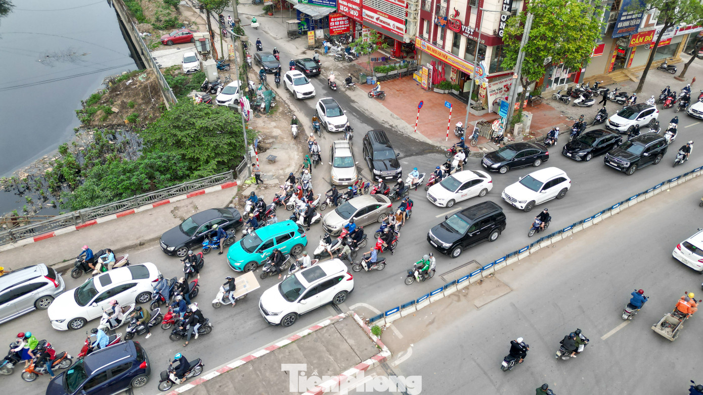 Theo quan sát, tuyến đường Vạn Phúc - Chu Văn An chỉ có hai làn xe với mặt đường khá hẹp. Ô tô thường xuyên dàn hàng ngang, chiếm gần hết diện tích lưu thông, buộc nhiều xe máy phải len lỏi, di chuyển sát mép đường hoặc leo lên vỉa hè.