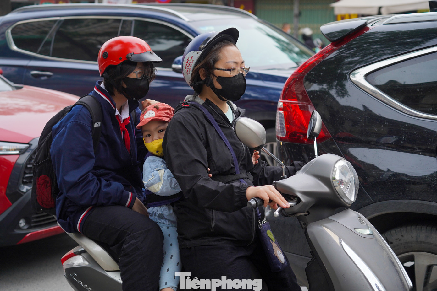 Nhiều phụ huynh tỏ ra mệt mỏi khi lưu thông qua khu vực này.