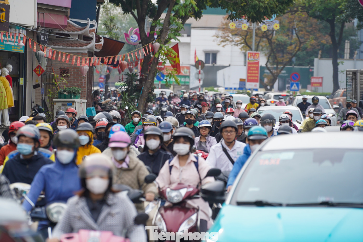 Hình ảnh người dân vất vả lưu thông trên tuyến đường này khung giờ cao điểm sáng.