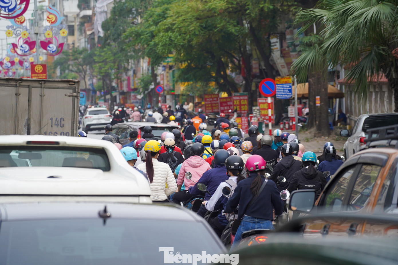 Tuyến đường Chu Văn An – Vạn Phúc (đường 70) có chiều dài khoảng 3,5 km, bắt đầu từ nút giao với đường Quang Trung. Đây là trục giao thông quan trọng, đóng vai trò kết nối quận Hà Đông với các khu vực lân cận, có lưu lượng phương tiện qua lại hằng ngày rất lớn.