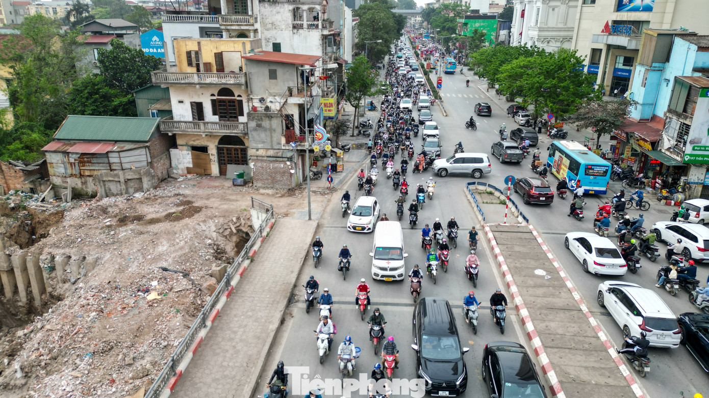 Theo ghi nhận của PV, vào các khung giờ cao điểm sáng và chiều, tuyến đường Chu Văn An, Vạn Phúc (đường 70) thuộc địa bàn quận Hà Đông thường xuyên rơi vào tình trạng ùn tắc.