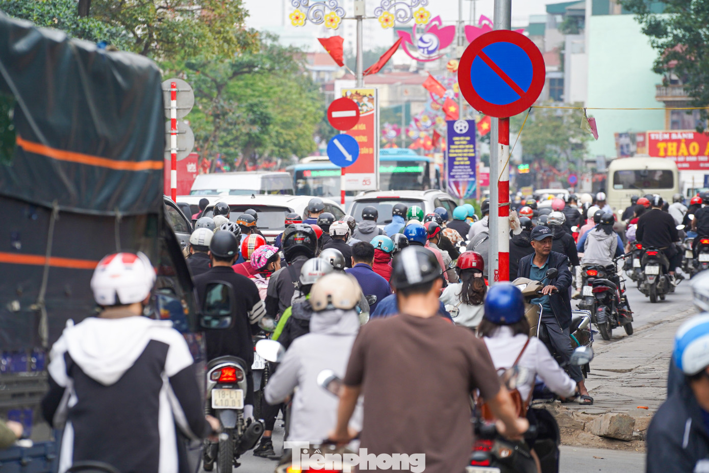 Hình ảnh người dân vất vả lưu thông trên tuyến đường này khung giờ cao điểm sáng.