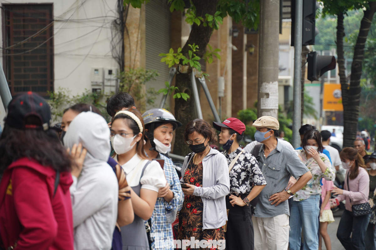 Để tạo điều kiện thuận lợi cho khách hàng, Vietcombank hôm nay thông báo mở thêm 4 điểm bán vàng miếng SJC cho người dân, nâng tổng số điểm bán vàng miếng SJC của ngân hàng này lên 10 điểm trên địa bàn TP Hà Nội và TPHCM. Để tạo điều kiện thuận lợi cho khách hàng, Vietcombank hôm nay thông báo mở thêm 4 điểm bán vàng miếng SJC cho người dân, nâng tổng số điểm bán vàng miếng SJC của ngân hàng này lên 10 điểm trên địa bàn TP Hà Nội và TPHCM.